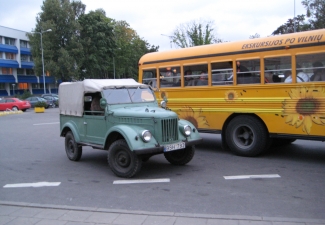 Surprise transfer by old fashion cars