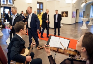 Welcoming guests with a duet of guitar and violin 